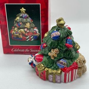 Adorable Christmas tree salt and pepper shakers.